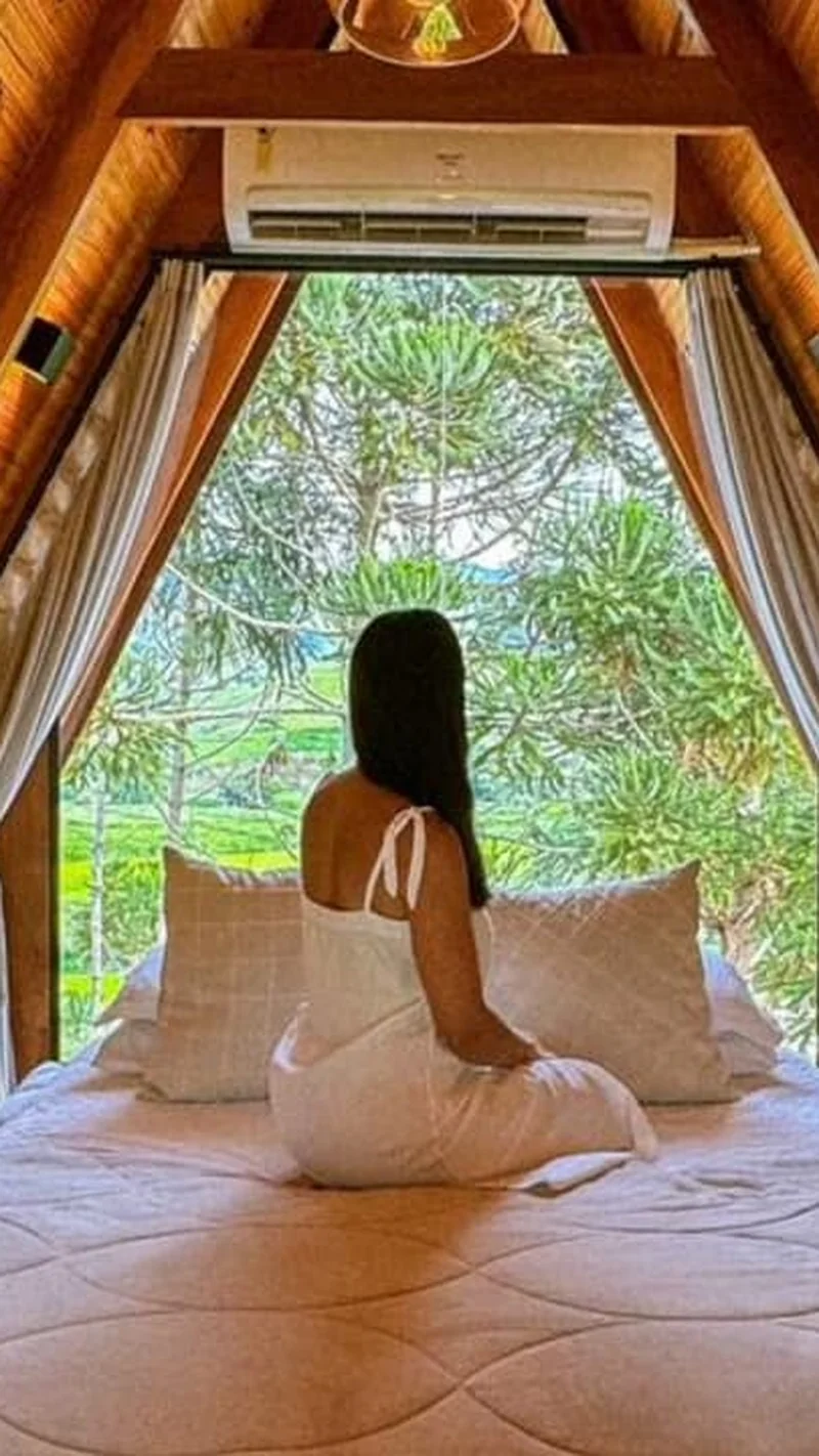 O quarto sob o teto A-frame, todo em madeira