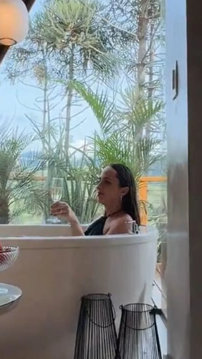 O banheiro com vista para a natureza