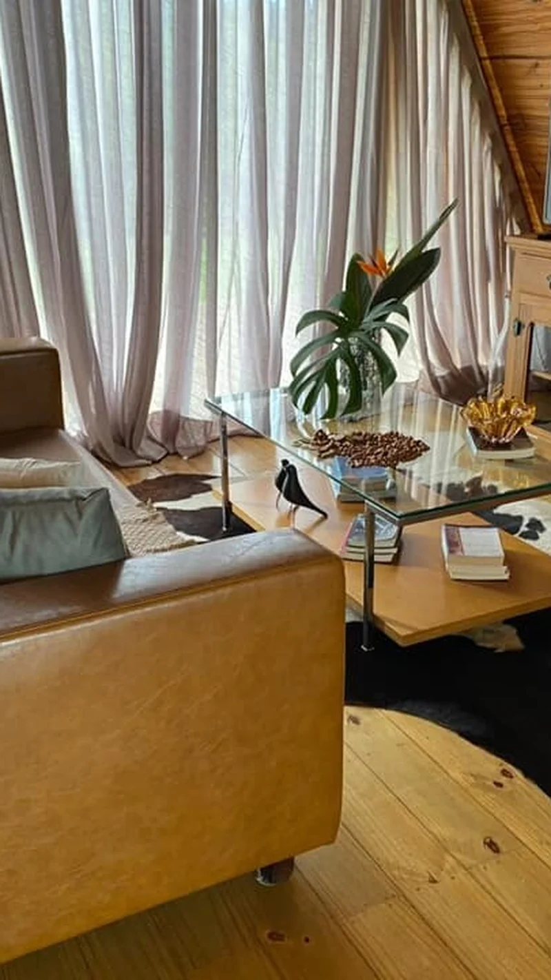 A sala da cabana, toda em madeira