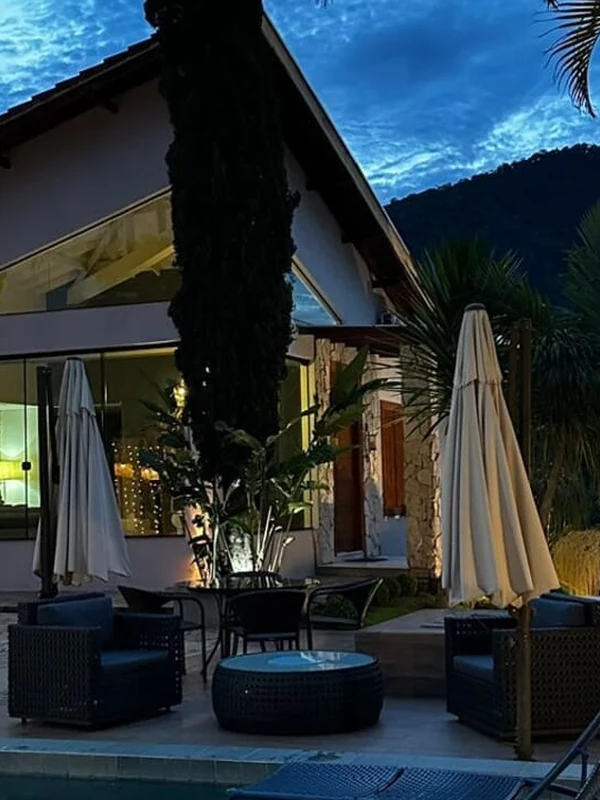 A Residência do Sossego ao entardecer, com a piscina e as espreguiçadeiras