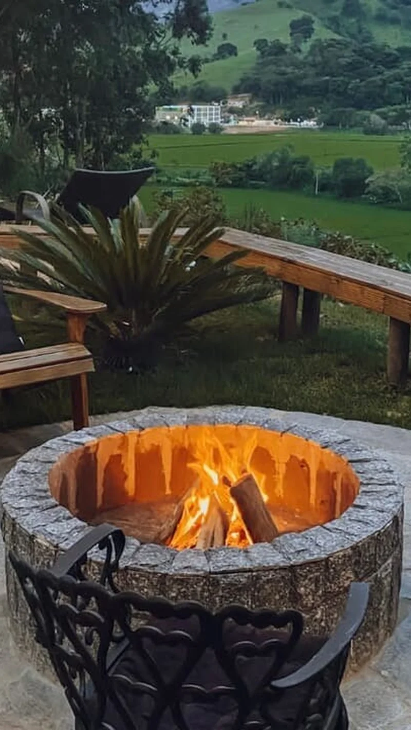 Fogueira ao ar livre com vista das montanhas