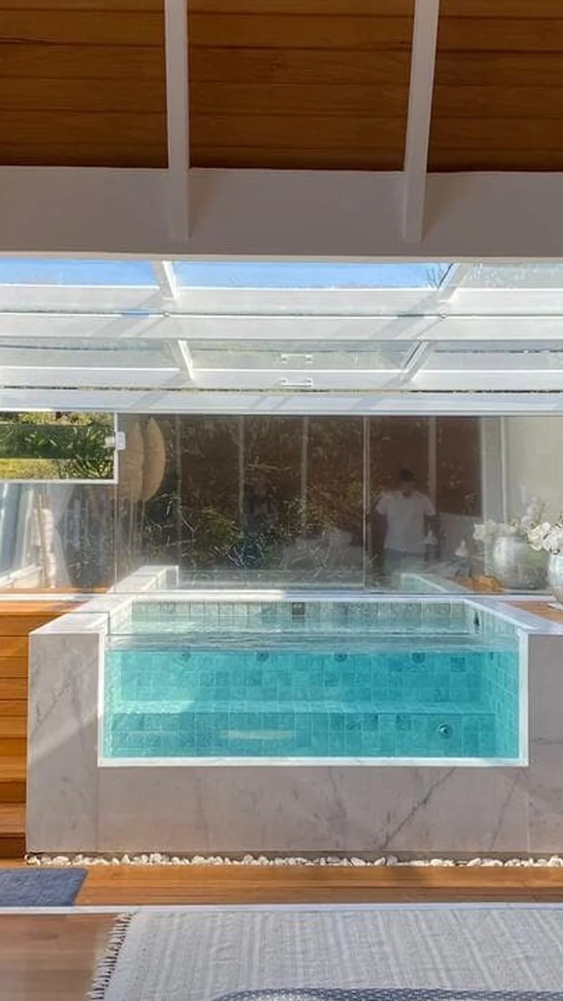 Piscina aquecida privativa com teto de vidro, na Cabana Blanc