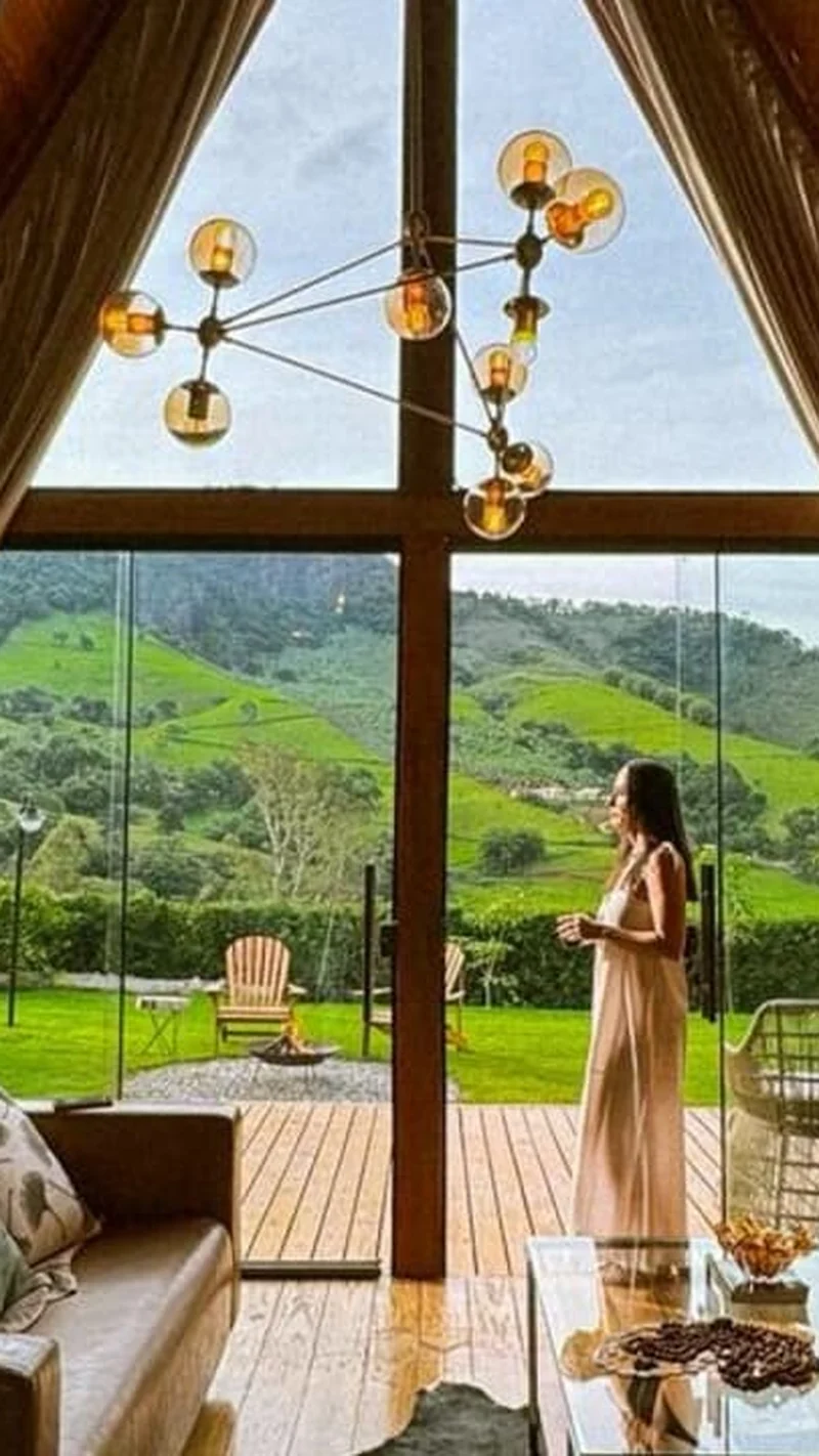A Serra da Mantiqueira vista pela parede de vidro da cabana A-frame